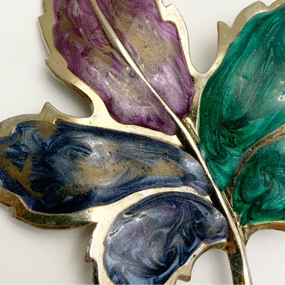 Vintage swirled enamel large maple leaf brooch pin - Picture 6 of 6